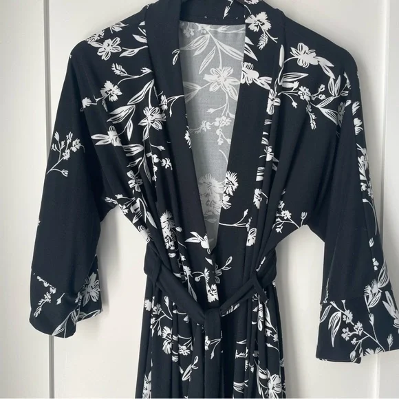 Black & White Floral Robe | Medium - Picture 5 of 16